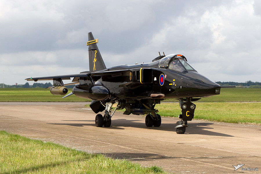 DCAE-Jaguar-GR1A-XX965-returning-photo.jpg